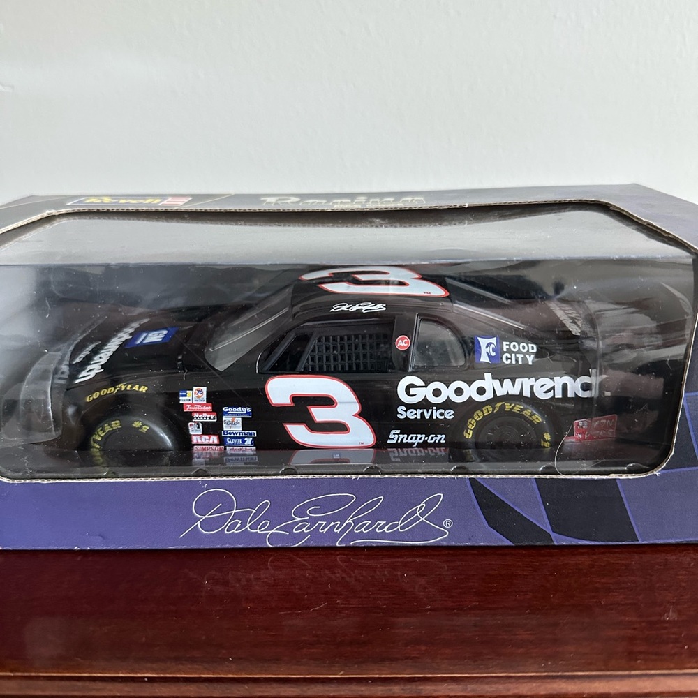 Dale Earnhardt Revell Goodwrench Diecast Model Car NASCAR 1:24 Scale